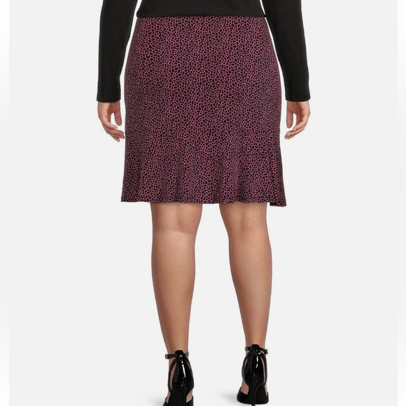 NWT MICHAEL KORS Giraffe-Print Flounce
Mini Skirt in cerise - Picture 2 of 13